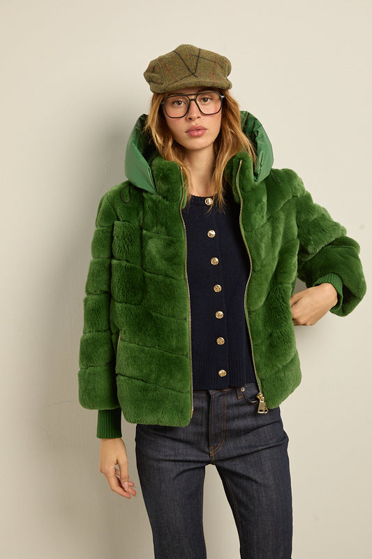 Chaqueta de piel rex verde con capucha desmontable