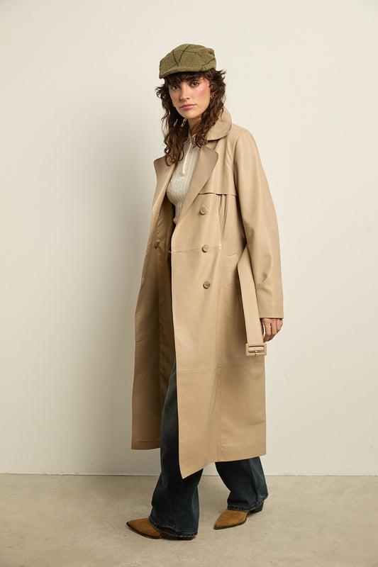 Abrigo tipo gabardina de cuero beige