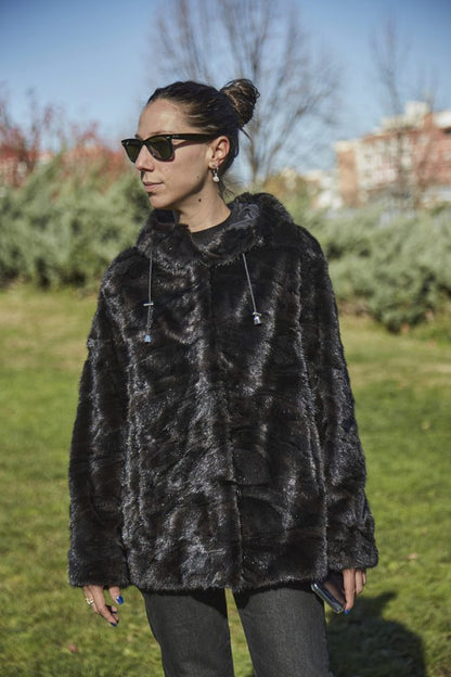 Visón negro con capucha COLECCIÓN MOSAICO